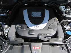 Le filtre à air de remplacement K&N est installé dans les Mercedes-Benz de classe G, classe S, classe R, classes SL et SLK, classes GL et GLK et classe C