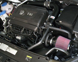VW Jetta GLI & Passat 2014-2016 avec un système d'admission d'air 69-9507TTK K&N installé dans le compartiment du moteur