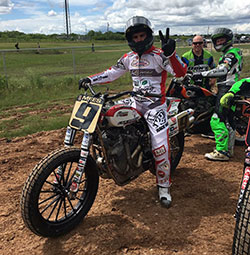 Jared Mees attend impatiemment pour le début de la Course sur piste plate de Harley Davidson aux Jeux X de cette année.