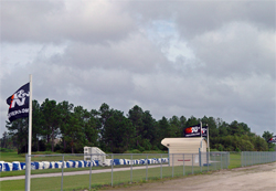 On peut voir des drapeaux de K&N partout sur les installations du European Rally School and Motorsports Park.