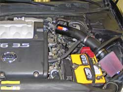 Nissan Maxima de 2005 avec moteur de 3.5L avec le conduit d’entrée d’air K&N installé.