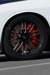 L'enjoliveur orange sur les roues est très proche de l'orange dans le logo de K&N